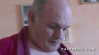 Amatorska Poppy Bawi Się Brudnie Z Młodą Azjatycką Pielęgniarką W Pozycji 69