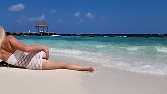 Eine Wunderschöne Strandschönheit Zeigt Sich Draußen Ohne Hose