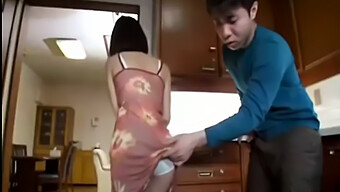 Japon Milf, Üvey Oğlunu Baştan Çıkarıyor Ve Ona Sakso Çekiyor