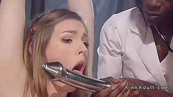 ربط السترابون والسيطرة في ثلاثي Bdsm