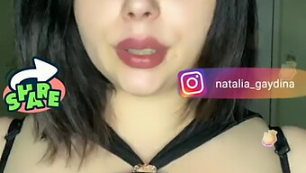 Bundão E Tetas Naturais Em Exibição Em Vídeo Amador