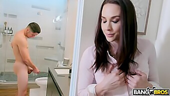 La Belle-Mère Mature Aux Gros Seins Naturels Chanel Preston Se Montre Coquine Avec Son Beau-Fils