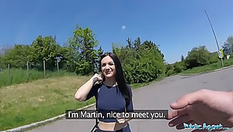 La Vidéo Amateur Pov De Lullu Gun D'Un Agent Public Se Faisant Baiser Le Cul