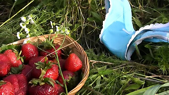 Dulce Chica Con Grandes Tetas Naturales Se Hace Íntima Al Aire Libre