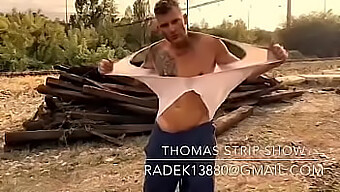 Thomas J ถอดเสื้อผ้าทั้งหมดให้คุณดู