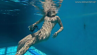 Mary Kalisy Dans Une Performance Érotique Sous-Marine Sensuelle