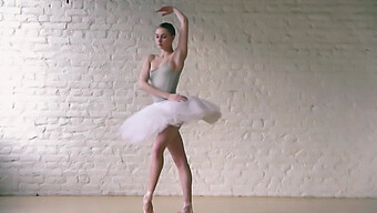 Danseuses De Ballet Européennes Dans Une Rencontre Sensuelle