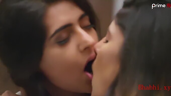 Grandi Tette Naturali E Piccole Tette In Un Video Lesbo Indiano