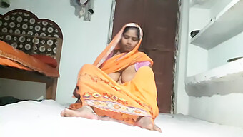 Adolescente India Disfruta Masturbándose Y Comiendo Una Gran Polla En Un Video Casero