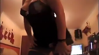 Attraktiv Ældre Kvinde Stripper Ned Og Viser Sin Kurvede Bagende På Webcam