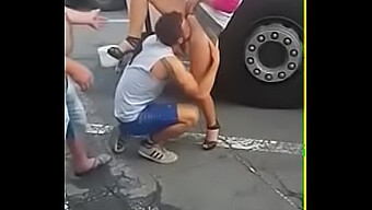 Un Chico Amateur Es Pillado Chupando En Público