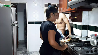 Mamada De Adolescente Desde La Cocina Con Una Madura Madrastra Colombiana