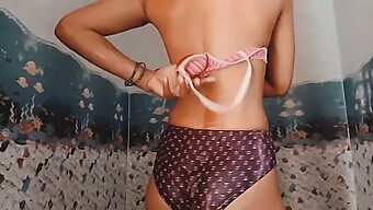 La Teenager Desi Mamta Mostra Le Sue Mutandine E Il Reggiseno In Un Video Anale