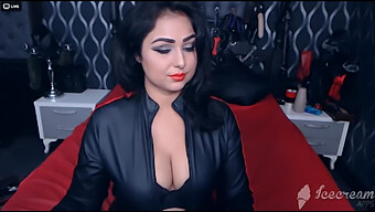 Η Femdom Mistress Καπνίζει Και Κυριαρχεί