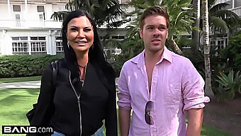 Rjavolaska Jasmine Jae Razkazuje Svojo Muco Za Javno Ogled Na Plaži