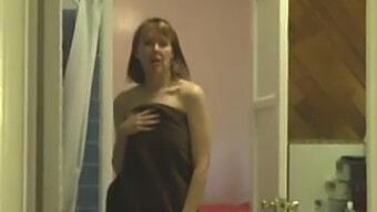 Mobiles Girls: Masturbating With Step Mom In The Bathroom