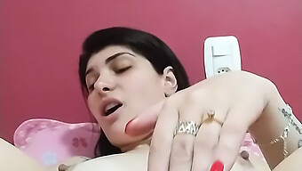 مراهقة مزينة بالوشم تمارس العادة السرية باستخدام دسار