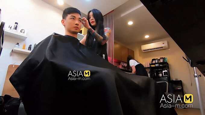 En Asiatisk Teenager Tager En Vild Tur På En Hjemmelavet Sextape I En Barberbutik.