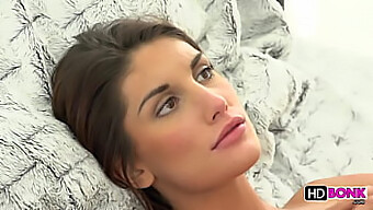 Busty August Ames Ger En Sensuell Avsugning I Hd