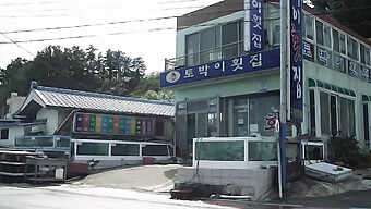 뜨거운 십대 엄마가 이 핫한 비디오에서 나쁜 짓을 합니다