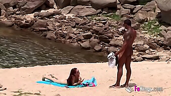 Cara Negro Com Pau Grande Pegando Na Praia De Nudismo