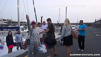 Sexe Oral Et Sexe En Groupe Sur Un Bateau En Public