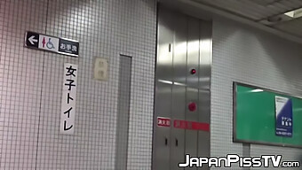 Gostosas Mijando Em Banheiro Público Japonês