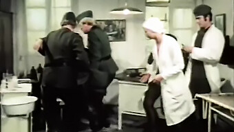 Vintage Tysk Pornografisk Film Med Sanitære Frysere Fra 1975