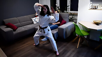 Femdom Karate-Mistress Kvele Føttene Og Dominerer