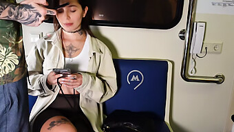 Mamada Pública Y Sexo En Tren: Una Vista Cercana Del Porno Ruso