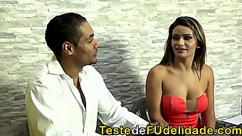 Grandes Tetas E Seios Grandes Em Um Caso Quente