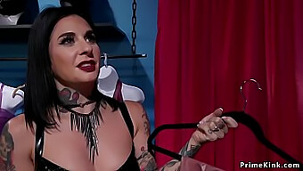 Femdom Mistress Používá Strapon A Dildo Na Svém Otroku