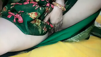 La Culotte De La Jeune Asiatique Saree Est Enlevée Devant La Caméra