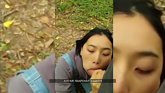 Seorang Gadis Cina Memberikan Blowjob Awam Kepada Seorang Lelaki Kulit Putih