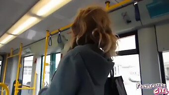 Europejska Dziewczyna Zaspokaja Się W Tramwaju We Frankfurcie