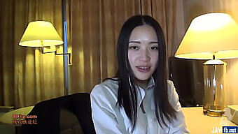 Japansk Jentes Hjemmelagde Trekant Med Blowjob Og Creampie