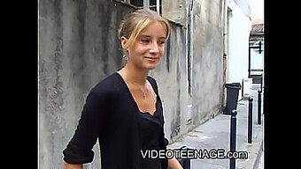 La Première Expérience De Casting D'Une Jeune Blonde De 18 Ans Avec Une Grosse Bite