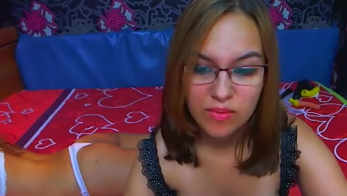 Prietenele Amatoare Explorează Fisting-Ul Lesbian Pe Webcam