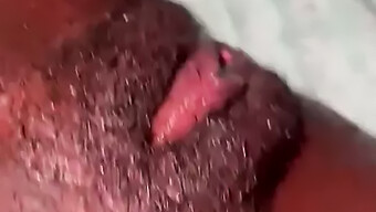 A Adolescente Negra Carila Pearls Experimenta Um Orgasmo Intenso Com Dedos E Sexo