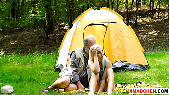 Hombres Mayores Y Mujeres Jóvenes Disfrutan De Un Picnic