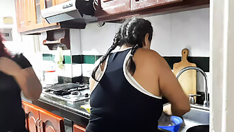 Pareja Adolescente Y Madura Tienen Sexo Caliente En La Cocina