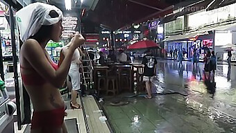 Une Adolescente Thaïlandaise Devient Coquine Sur La Caméra Cachée De Pattaya