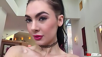 Teen Pornostjerne Marley Brinx Gør Sig Klar Til Anal