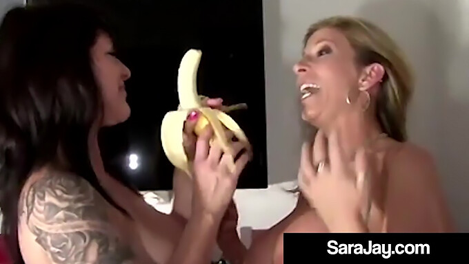 Sara Jay Ve Daisy Rock'Un Büyük Göğüsleri Ve Büyük Bir Poposu Ile Oyun Zamanı