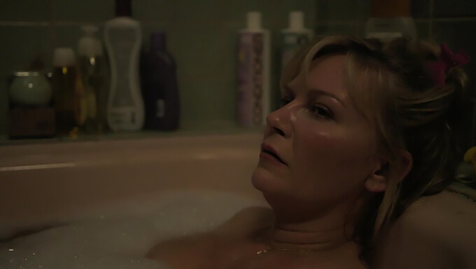 Kirsten Dunst Dans Une Session Solo Chaude Avec Ses Atouts Amples