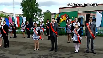 De Verleidelijke Dans Van Een Russische Tiener Beweegt In Schooluniform