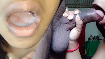 Bạn Gái Sri Lankan Tuổi Teen Thích Thú Với Một Màn Blowjob Sâu Và Bắn Tinh