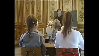 Due Studentesse Bionde E Brune In Un Trio Bollente