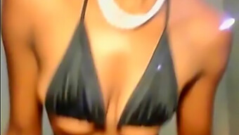 Gadis Hitam Seksi Menikmati Masturbasi Dan Bermain Dengan Mainan Di Webcam