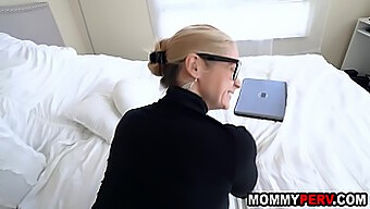 Blond Milf'S Stesønn Tar Henne På Fersken Mens Hun Ser På Hardcore Porno